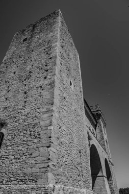 Kale, çok sayıda binayı çevreleyen dört köşe kuleden oluşur. Ayrıca bir bahçeyi çevreleyen duvarlarla çevrilidir..