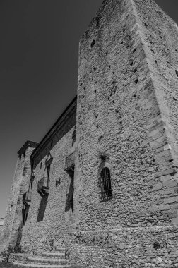 Kale, çok sayıda binayı çevreleyen dört köşe kuleden oluşur. Ayrıca bir bahçeyi çevreleyen duvarlarla çevrilidir..