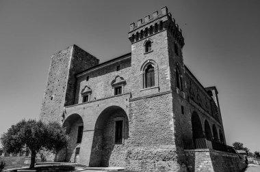 Kale, çok sayıda binayı çevreleyen dört köşe kuleden oluşur. Ayrıca bir bahçeyi çevreleyen duvarlarla çevrilidir..