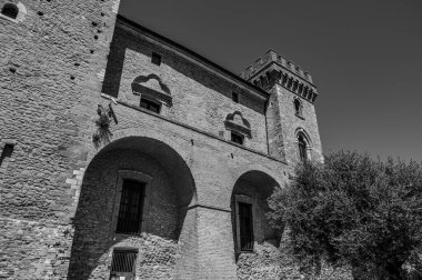 Kale, çok sayıda binayı çevreleyen dört köşe kuleden oluşur. Ayrıca bir bahçeyi çevreleyen duvarlarla çevrilidir..