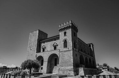 Kale, çok sayıda binayı çevreleyen dört köşe kuleden oluşur. Ayrıca bir bahçeyi çevreleyen duvarlarla çevrilidir..