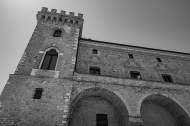 Kale, çok sayıda binayı çevreleyen dört köşe kuleden oluşur. Ayrıca bir bahçeyi çevreleyen duvarlarla çevrilidir..