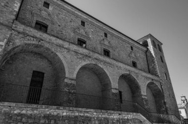 Kale, çok sayıda binayı çevreleyen dört köşe kuleden oluşur. Ayrıca bir bahçeyi çevreleyen duvarlarla çevrilidir..