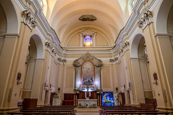 Kilisenin, üzerinde kırık bir timpanum ve dikdörtgen pencere ile çevrili bir portalı olan ve dairesel bir timpulus ile taçlandırılmış güzel bir barok tuğla kaplı cephesi vardır..