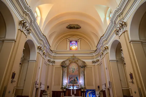 Kilisenin, üzerinde kırık bir timpanum ve dikdörtgen pencere ile çevrili bir portalı olan ve dairesel bir timpulus ile taçlandırılmış güzel bir barok tuğla kaplı cephesi vardır..