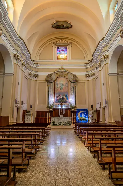 Kilisenin, üzerinde kırık bir timpanum ve dikdörtgen pencere ile çevrili bir portalı olan ve dairesel bir timpulus ile taçlandırılmış güzel bir barok tuğla kaplı cephesi vardır..