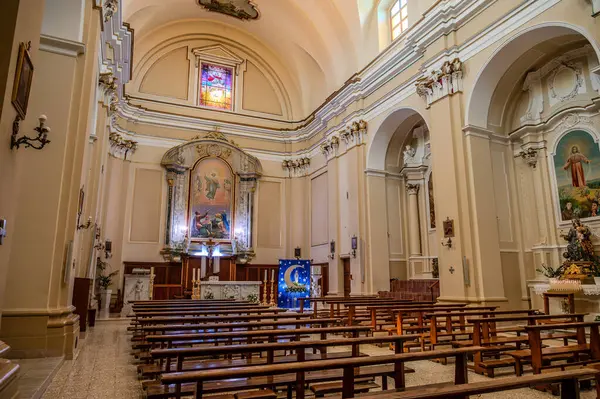 Kilisenin, üzerinde kırık bir timpanum ve dikdörtgen pencere ile çevrili bir portalı olan ve dairesel bir timpulus ile taçlandırılmış güzel bir barok tuğla kaplı cephesi vardır..