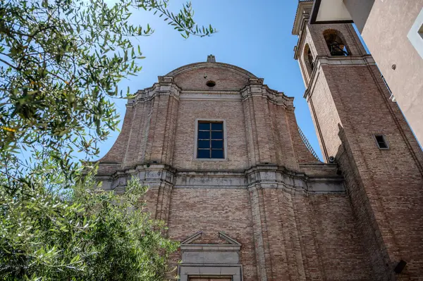 Kilisenin, üzerinde kırık bir timpanum ve dikdörtgen pencere ile çevrili bir portalı olan ve dairesel bir timpulus ile taçlandırılmış güzel bir barok tuğla kaplı cephesi vardır..