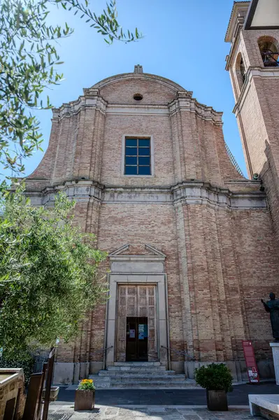 Kilisenin, üzerinde kırık bir timpanum ve dikdörtgen pencere ile çevrili bir portalı olan ve dairesel bir timpulus ile taçlandırılmış güzel bir barok tuğla kaplı cephesi vardır..