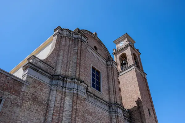 Kilisenin, üzerinde kırık bir timpanum ve dikdörtgen pencere ile çevrili bir portalı olan ve dairesel bir timpulus ile taçlandırılmış güzel bir barok tuğla kaplı cephesi vardır..
