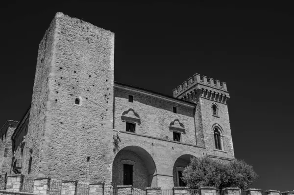 Kale, çok sayıda binayı çevreleyen dört köşe kuleden oluşur. Ayrıca bir bahçeyi çevreleyen duvarlarla çevrilidir..