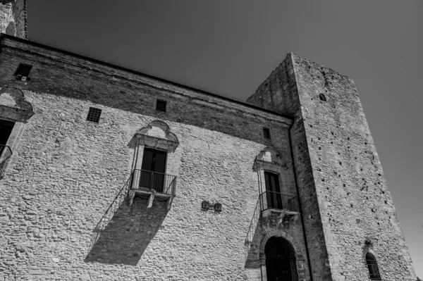 Kale, çok sayıda binayı çevreleyen dört köşe kuleden oluşur. Ayrıca bir bahçeyi çevreleyen duvarlarla çevrilidir..