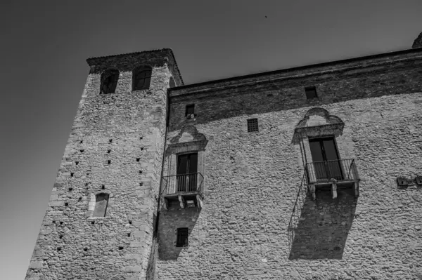 Kale, çok sayıda binayı çevreleyen dört köşe kuleden oluşur. Ayrıca bir bahçeyi çevreleyen duvarlarla çevrilidir..