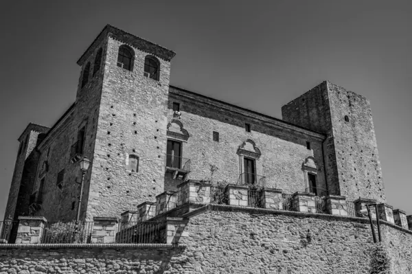 Kale, çok sayıda binayı çevreleyen dört köşe kuleden oluşur. Ayrıca bir bahçeyi çevreleyen duvarlarla çevrilidir..