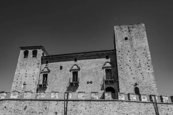 Kale, çok sayıda binayı çevreleyen dört köşe kuleden oluşur. Ayrıca bir bahçeyi çevreleyen duvarlarla çevrilidir..