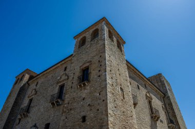 Kale, çok sayıda binayı çevreleyen dört köşe kuleden oluşur. Ayrıca bir bahçeyi çevreleyen duvarlarla çevrilidir..