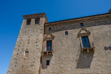 Kale, çok sayıda binayı çevreleyen dört köşe kuleden oluşur. Ayrıca bir bahçeyi çevreleyen duvarlarla çevrilidir..