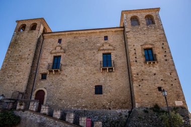 Kale, çok sayıda binayı çevreleyen dört köşe kuleden oluşur. Ayrıca bir bahçeyi çevreleyen duvarlarla çevrilidir..
