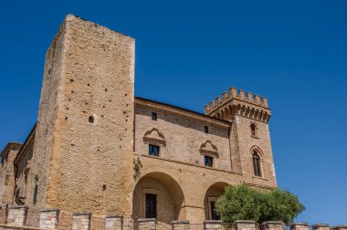 Kale, çok sayıda binayı çevreleyen dört köşe kuleden oluşur. Ayrıca bir bahçeyi çevreleyen duvarlarla çevrilidir..