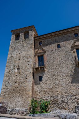 Kale, çok sayıda binayı çevreleyen dört köşe kuleden oluşur. Ayrıca bir bahçeyi çevreleyen duvarlarla çevrilidir..
