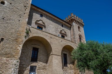 Kale, çok sayıda binayı çevreleyen dört köşe kuleden oluşur. Ayrıca bir bahçeyi çevreleyen duvarlarla çevrilidir..