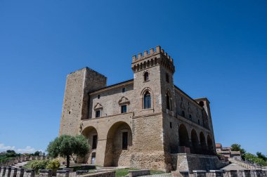 Kale, çok sayıda binayı çevreleyen dört köşe kuleden oluşur. Ayrıca bir bahçeyi çevreleyen duvarlarla çevrilidir..