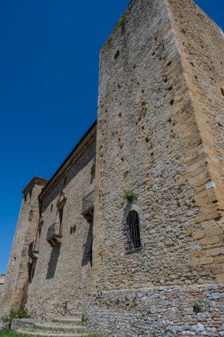 Kale, çok sayıda binayı çevreleyen dört köşe kuleden oluşur. Ayrıca bir bahçeyi çevreleyen duvarlarla çevrilidir..