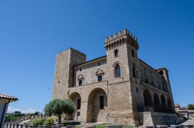 Kale, çok sayıda binayı çevreleyen dört köşe kuleden oluşur. Ayrıca bir bahçeyi çevreleyen duvarlarla çevrilidir..
