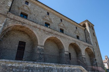 Kale, çok sayıda binayı çevreleyen dört köşe kuleden oluşur. Ayrıca bir bahçeyi çevreleyen duvarlarla çevrilidir..