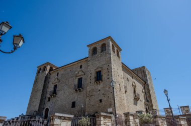 Kale, çok sayıda binayı çevreleyen dört köşe kuleden oluşur. Ayrıca bir bahçeyi çevreleyen duvarlarla çevrilidir..