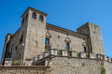 Kale, çok sayıda binayı çevreleyen dört köşe kuleden oluşur. Ayrıca bir bahçeyi çevreleyen duvarlarla çevrilidir..