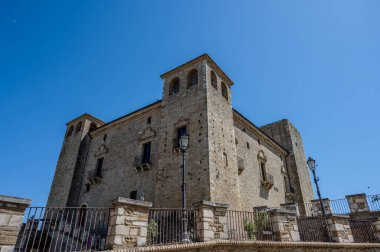 Kale, çok sayıda binayı çevreleyen dört köşe kuleden oluşur. Ayrıca bir bahçeyi çevreleyen duvarlarla çevrilidir..
