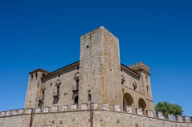Kale, çok sayıda binayı çevreleyen dört köşe kuleden oluşur. Ayrıca bir bahçeyi çevreleyen duvarlarla çevrilidir..