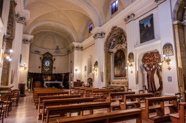 Reform görmüş küçük rahiplerin düzenine ait yapı 17. yüzyılda, vebadan korunan Madonna dei Monti 'ye adanmış küçük bir Marian tapınağının üzerine inşa edildi..