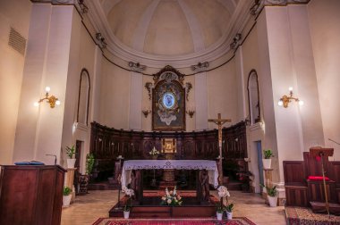 Reform görmüş küçük rahiplerin düzenine ait yapı 17. yüzyılda, vebadan korunan Madonna dei Monti 'ye adanmış küçük bir Marian tapınağının üzerine inşa edildi..