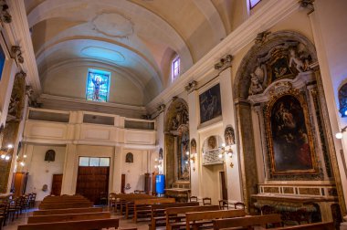 Reform görmüş küçük rahiplerin düzenine ait yapı 17. yüzyılda, vebadan korunan Madonna dei Monti 'ye adanmış küçük bir Marian tapınağının üzerine inşa edildi..