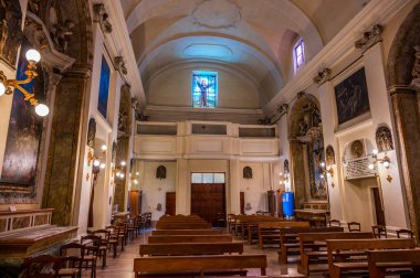 Reform görmüş küçük rahiplerin düzenine ait yapı 17. yüzyılda, vebadan korunan Madonna dei Monti 'ye adanmış küçük bir Marian tapınağının üzerine inşa edildi..