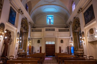 Reform görmüş küçük rahiplerin düzenine ait yapı 17. yüzyılda, vebadan korunan Madonna dei Monti 'ye adanmış küçük bir Marian tapınağının üzerine inşa edildi..