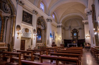 Reform görmüş küçük rahiplerin düzenine ait yapı 17. yüzyılda, vebadan korunan Madonna dei Monti 'ye adanmış küçük bir Marian tapınağının üzerine inşa edildi..