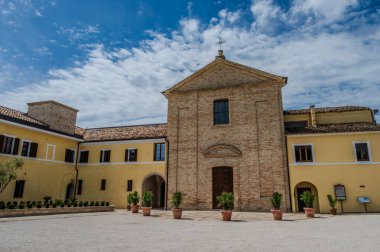 Reform görmüş küçük rahiplerin düzenine ait yapı 17. yüzyılda, vebadan korunan Madonna dei Monti 'ye adanmış küçük bir Marian tapınağının üzerine inşa edildi..