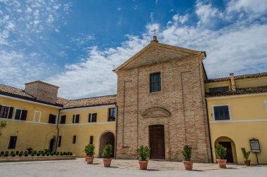 Reform görmüş küçük rahiplerin düzenine ait yapı 17. yüzyılda, vebadan korunan Madonna dei Monti 'ye adanmış küçük bir Marian tapınağının üzerine inşa edildi..
