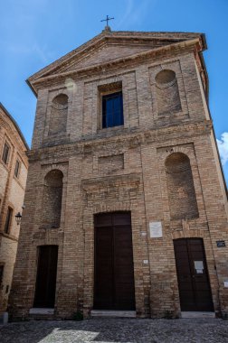 Adriyatik Denizi kıyısından yükselir ve Tesino Nehri 'nin ağzının kuzeyinde yer alır. Kasaba sahil boyunca çevredeki tepelerin yamaçlarına kadar uzanır..