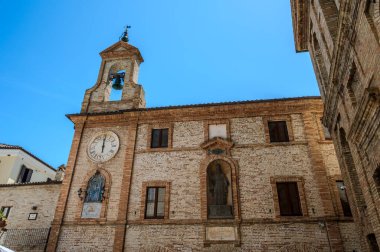 Adriyatik Denizi kıyısından yükselir ve Tesino Nehri 'nin ağzının kuzeyinde yer alır. Kasaba sahil boyunca çevredeki tepelerin yamaçlarına kadar uzanır..