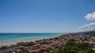 Adriyatik Denizi kıyısından yükselir ve Tesino Nehri 'nin ağzının kuzeyinde yer alır. Kasaba sahil boyunca çevredeki tepelerin yamaçlarına kadar uzanır..