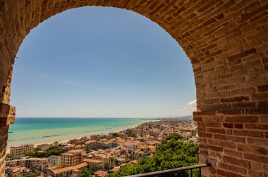 Adriyatik Denizi kıyısından yükselir ve Tesino Nehri 'nin ağzının kuzeyinde yer alır. Kasaba sahil boyunca çevredeki tepelerin yamaçlarına kadar uzanır..