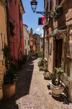 Adriyatik Denizi kıyısından yükselir ve Tesino Nehri 'nin ağzının kuzeyinde yer alır. Kasaba sahil boyunca çevredeki tepelerin yamaçlarına kadar uzanır..