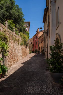 Adriyatik Denizi kıyısından yükselir ve Tesino Nehri 'nin ağzının kuzeyinde yer alır. Kasaba sahil boyunca çevredeki tepelerin yamaçlarına kadar uzanır..