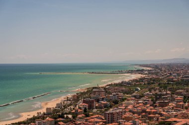 Adriyatik Denizi kıyısından yükselir ve Tesino Nehri 'nin ağzının kuzeyinde yer alır. Kasaba sahil boyunca çevredeki tepelerin yamaçlarına kadar uzanır..