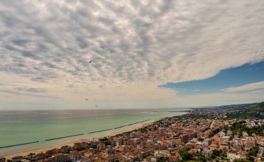 Adriyatik Denizi kıyısından yükselir ve Tesino Nehri 'nin ağzının kuzeyinde yer alır. Kasaba sahil boyunca çevredeki tepelerin yamaçlarına kadar uzanır..