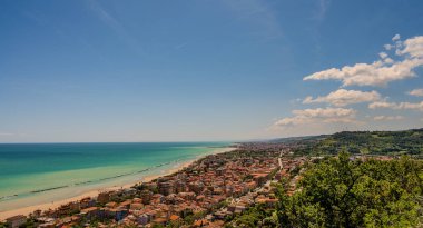 Adriyatik Denizi kıyısından yükselir ve Tesino Nehri 'nin ağzının kuzeyinde yer alır. Kasaba sahil boyunca çevredeki tepelerin yamaçlarına kadar uzanır..